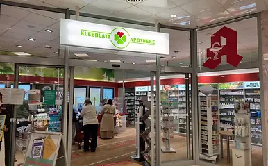 Kleeblatt Apotheke in Essen – Apothekenteam und Eingangsbereich