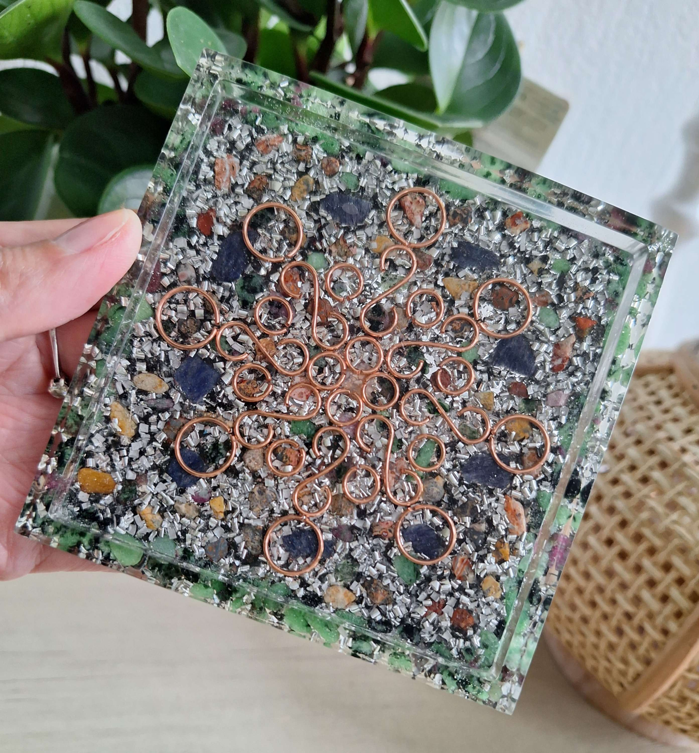 Met blauwe aventurijn & robijn in zoisiet