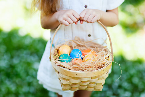 Fille avec un panier