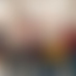 Atelier d’expression théâtrale avec des enfants et ados de profils variés, dans une salle lumineuse