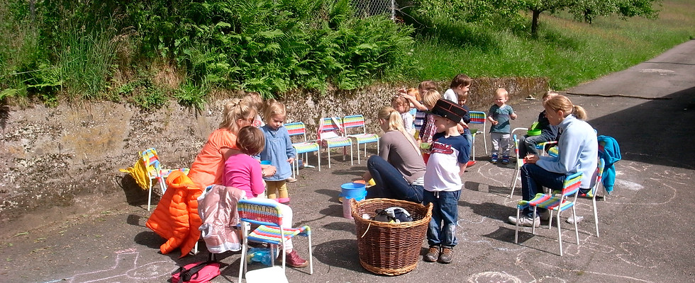Kinder beim gemeinsamen Spielen vor dem KinderKulturHaus bei Luzern