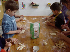Kinder beim Werken und kreativen Gestalten in der Spielgruppe