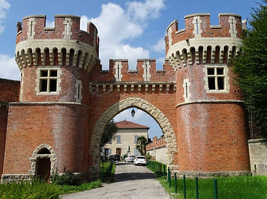 01450_-_Villieu-Loyes-Mollon_-_Loyes_-_Château_-_2021_04.JPG