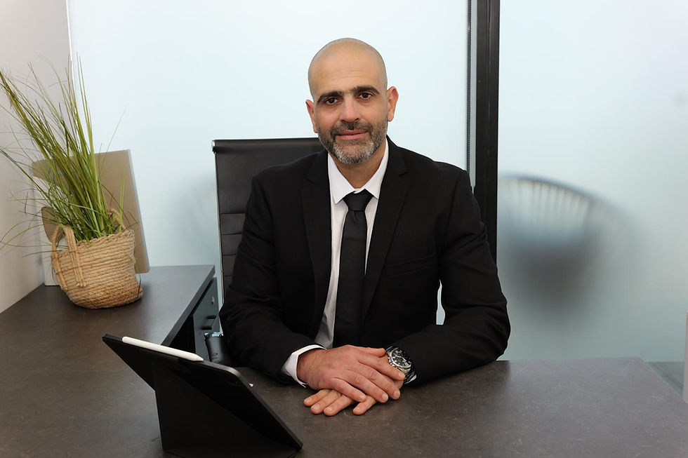 בנימין נתן תמונה במשרד