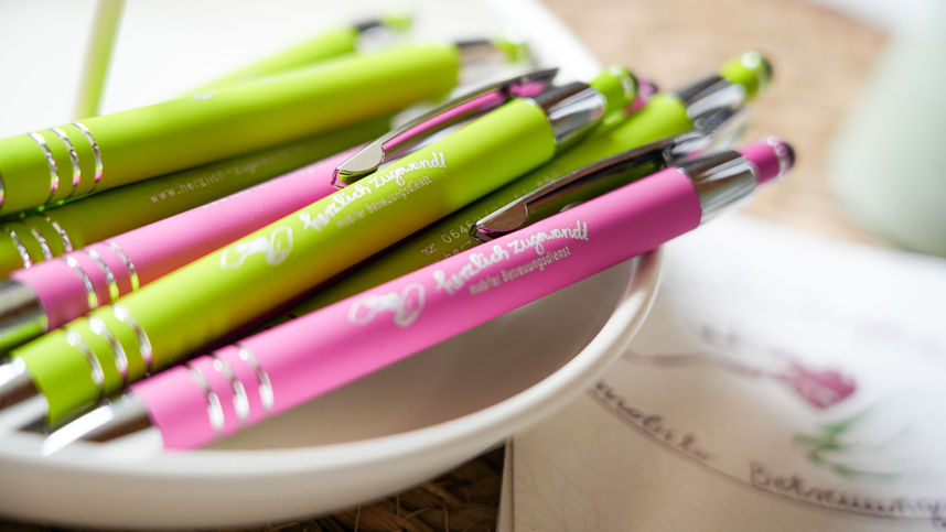 Bunte Kugelschreiber von herzlich zugewandt