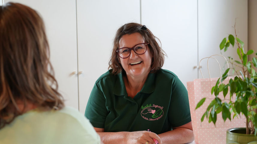 Team herzlich zugewandt im Gespräch