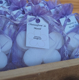Savon en forme de fleur senteur muguet pour le château de Mareil