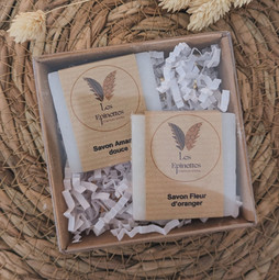 Coffret de deux savons carrés senteur fleur d'oranger et amande douce pour la chambre d’hôte Les Epinettes