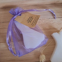 Savon en forme de robe de mariée senteur amande douce pour le château de Mareil