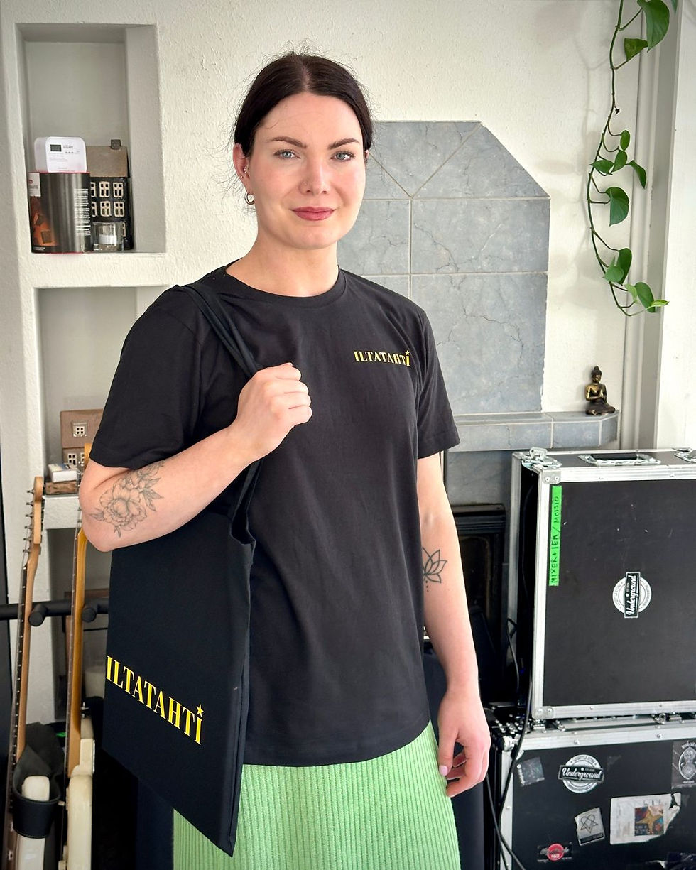 Iltatahti fanituotteet, t-paita ja kangaskassi