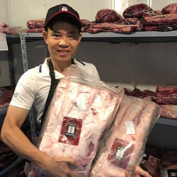 Wagyu Beef Tomahawk by #sherwagyu 
MS 4/