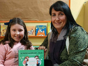 L'Elena i la Silvia ens treuen pedres de la motxilla