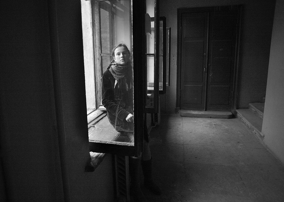 Девочка у окна