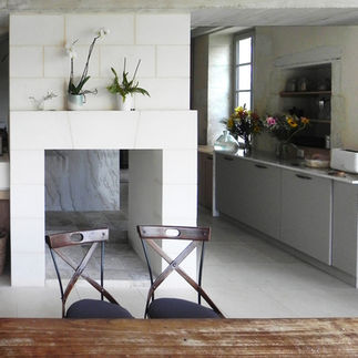 cheminée en pierre double foyer entre salle  à manger et cuisine