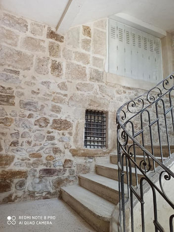 Qu'est-ce que le rejointoiement ?
C'est l'action de refaire les joints de mortier d'un mur. C'est une opération à la fois esthétique (pour redonner de l'allure à une façade) et structurelle (pour assurer l'étanchéité et la solidité du bâti).

Les 3 fonctions principales
Étanchéité : Il empêche les infiltrations d'eau qui pourraient faire éclater la pierre ou la brique avec le gel.

Protection : Il protège les matériaux contre l'érosion et le vent.

Esthétique : Il permet de choisir la couleur et la forme du joint (plat, creux, incliné) pour mettre en valeur le parement.

Les étapes de réalisation
Pour un travail de qualité, on suit généralement ce processus :

Le dégarnissage : On creuse les anciens joints abîmés sur une profondeur de 1 à 2 cm (souvent au burin ou à la meuleuse).

Le nettoyage : Un brossage et un arrosage à l'eau sont nécessaires pour que le nouveau mortier adhère bien.

Le remplissage : On applique le nouveau mortier à l'aide d'une langue de chat ou d'un fer à joint.

La finition : Avant que le mortier ne soit complètement sec, on brosse ou on lisse pour obtenir l'aspect souhaité.

Quel mortier utiliser ?
Briques modernes / Parpaings : Mortier de ciment ou mortier bâtard (mélange chaux/ciment).

Pierres anciennes / Briques de terre cuite : Mortier à la chaux. La chaux est "respirante", ce qui évite de piéger l'humidité dans le mur et de dégrader la pierre.