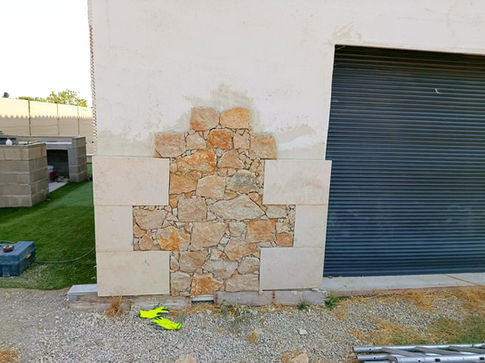 Donnez à votre villa l'élégance et le cachet qu'elle mérite.
Vous faites construire la maison de vos rêves ? Ne laissez pas votre façade se fondre dans la masse.
L.M.P est très fier de vous présenter sa toute nouvelle prestation d'exception : l'habillage de façade en pierre naturelle véritable.
Faites glisser les photos pour découvrir cet incroyable Avant / Après !
Nous transformons les nouvelles constructions (qui manquent parfois de charme) en de véritables demeures de prestige. Le contraste entre les lignes modernes de la menuiserie et la noblesse de la pierre éclatée offre un rendu majestueux.
Un savoir-faire minutieux, taillé sur-mesure pour les propriétaires qui exigent l'excellence.