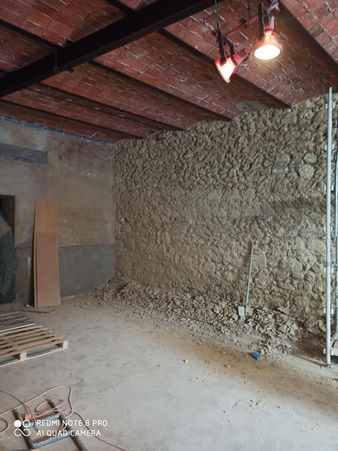 Qu'est-ce que le rejointoiement ?
C'est l'action de refaire les joints de mortier d'un mur. C'est une opération à la fois esthétique (pour redonner de l'allure à une façade) et structurelle (pour assurer l'étanchéité et la solidité du bâti).
Les 3 fonctions principales
Étanchéité : Il empêche les infiltrations d'eau qui pourraient faire éclater la pierre ou la brique avec le gel.
Protection : Il protège les matériaux contre l'érosion et le vent.
Esthétique : Il permet de choisir la couleur et la forme du joint (plat, creux, incliné) pour mettre en valeur le parement.
Les étapes de réalisation
Pour un travail de qualité, on suit généralement ce processus :
Le dégarnissage : On creuse les anciens joints abîmés sur une profondeur de 1 à 2 cm (souvent au burin ou à la meuleuse).
Le nettoyage : Un brossage et un arrosage à l'eau sont nécessaires pour que le nouveau mortier adhère bien.
Le remplissage : On applique le nouveau mortier à l'aide d'une langue de chat ou d'un fer à joint.
La finition : Avant que le mortier ne soit complètement sec, on brosse ou on lisse pour obtenir l'aspect souhaité.
Quel mortier utiliser ?
Briques modernes / Parpaings : Mortier de ciment ou mortier bâtard (mélange chaux/ciment).
Pierres anciennes / Briques de terre cuite : Mortier à la chaux. La chaux est "respirante", ce qui évite de piéger l'humidité dans le mur et de dégrader la pierre.