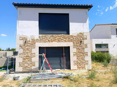 Donnez à votre villa l'élégance et le cachet qu'elle mérite.
Vous faites construire la maison de vos rêves ? Ne laissez pas votre façade se fondre dans la masse.
L.M.P est très fier de vous présenter sa toute nouvelle prestation d'exception : l'habillage de façade en pierre naturelle véritable.
Faites glisser les photos pour découvrir cet incroyable Avant / Après !
Nous transformons les nouvelles constructions (qui manquent parfois de charme) en de véritables demeures de prestige. Le contraste entre les lignes modernes de la menuiserie et la noblesse de la pierre éclatée offre un rendu majestueux.
Un savoir-faire minutieux, taillé sur-mesure pour les propriétaires qui exigent l'excellence.
