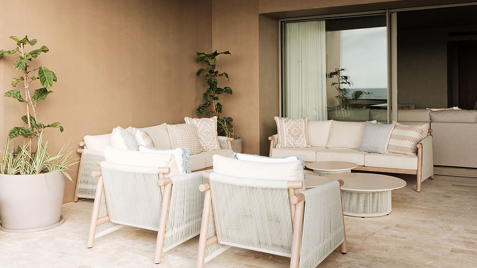 Diseño de terrazas con sala lounge en tonos neutros, sillones de madera y textiles suaves que favorecen descanso en un entorno abierto.
