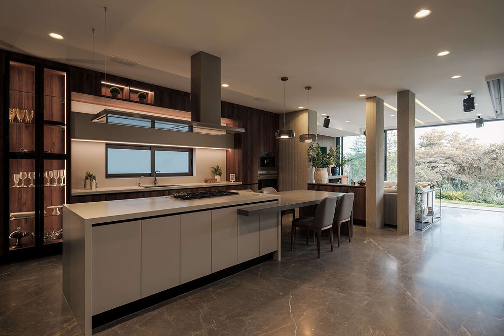 Cocina de diseño interior contemporáneo con barra extensible, materiales sobrios y vistas abiertas a la naturaleza.