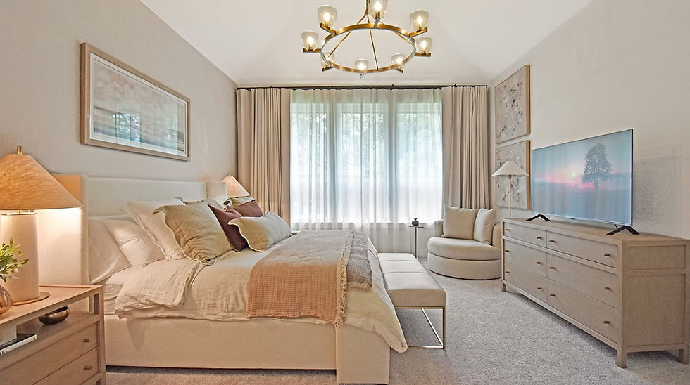 Recámara luminosa con cama tapizada, cómoda de madera clara y mobiliario dispuesto para optimizar confort y orden, enmarcado en una paleta cálida.