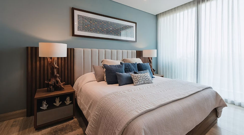 Cabecera modular de diseño elegante en recámara de lujo, proyecto Casa Ceibas.