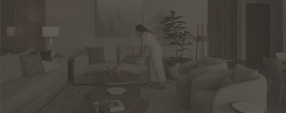 Sala en residencia con un diseñador colocando los últimos detalles decorativos. Portadilla opaca.