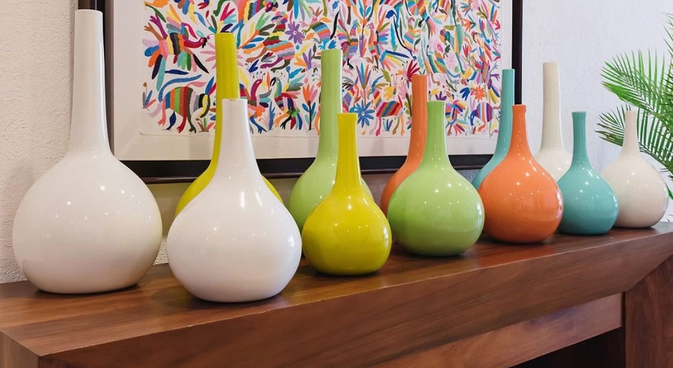 Jarrones decorativos coloridos y arte huichol como ejemplo para decorar locales con arquitectura tradicional costera en Puerto Vallarta.