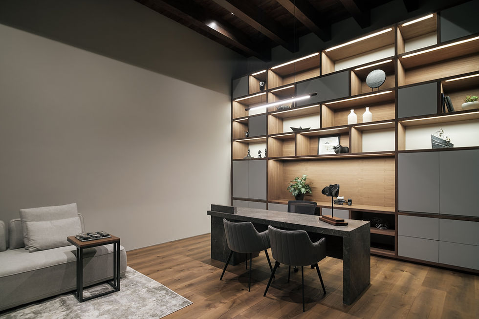 Mueble de pared con luces en las repisas forma parte del diseño interior de un estudio en casa de lujo