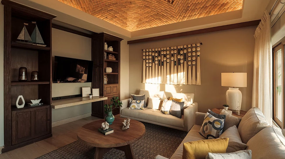 Sala de televisión con sofá en tonos neutros, cojines amarillos y decoración náutica, bajo una atmósfera de minimalismo emocional y acogedor.