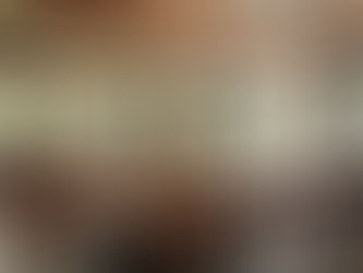 Mesa de comedor con velas decorativas de diferentes tamaños y alturas.