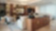 Sala residencial con diseño sobrio, materiales naturales y feng shui.