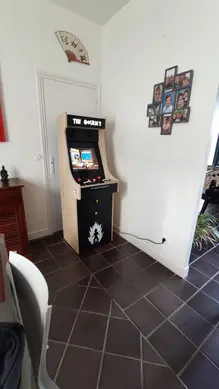 Borne multijeux premium au style naturel bois brut, dans un intérieur chic, parfaite pour partager une partie de Sonic ou Pac-Man
