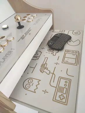 Intérieur du tiroir d'une borne d'arcvade avec du stickers détouré doré