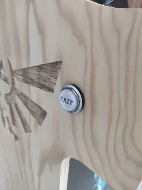Détail du symbole Triforce gravé sur une borne d'arcade en bois