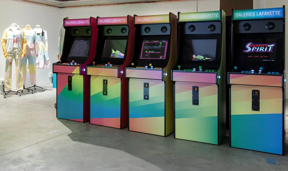 5 bornes personnalisées arc en ciel pour un magasin galerie lafayette