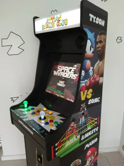 Borne d’arcade haut de gamme avec personnalisation totale, intégrée dans un environnement professionnel pour renforcer l’image de marque