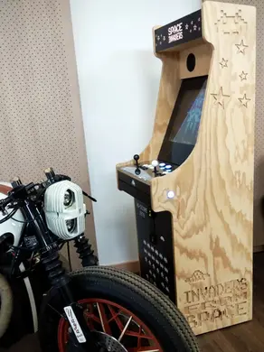 Borne multijeux premium au style naturel bois brut, dans un intérieur chic, parfaite pour partager une partie de Sonic ou Pac-Man