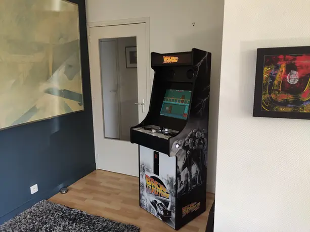 Borne d'arcade multi jeux retro gaming dans un cabinet medical en salle d'attente