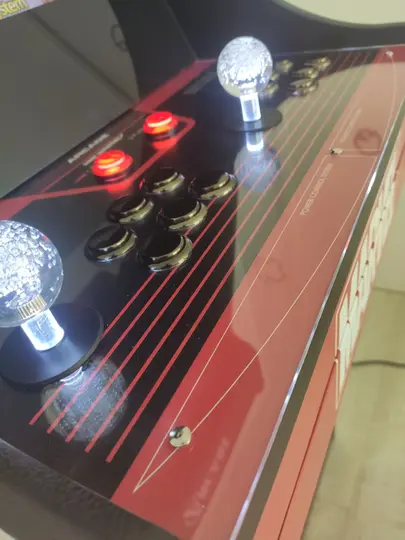 Détail d'un control panel personnalisé avec des joysticks lumineux