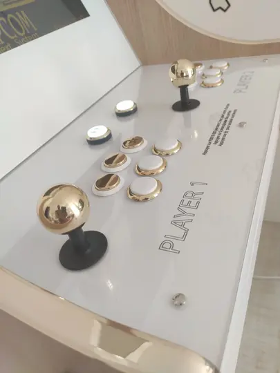 Détail d'un control panel personnalisé Blanc et doré.  joysticks arcade dorés