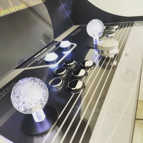 Détail d'un control panel et de joysticks lumineux d'arcade retro gaming 8000 jeux