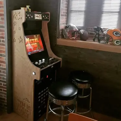 Machine d’arcade bois brut à deux joueurs, dans un décor bien décoré avec des jolis biblots