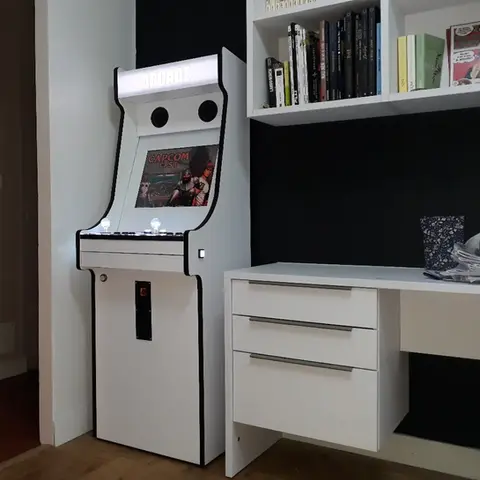 Borne d'arcade blanche de côté dans un joli salon design