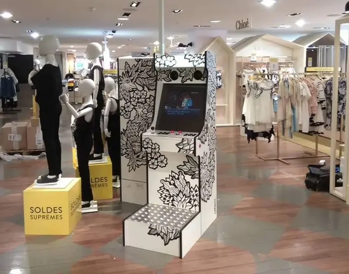 Borne d’arcade personnalisée aux couleurs d’entreprise, installée dans un espace d’accueil moderne pour offrir une expérience ludique aux visiteurs