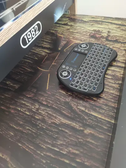 Détail d'un control panel personnalisé  avec date d'anniversaire et un clavier di'ordinateur mini