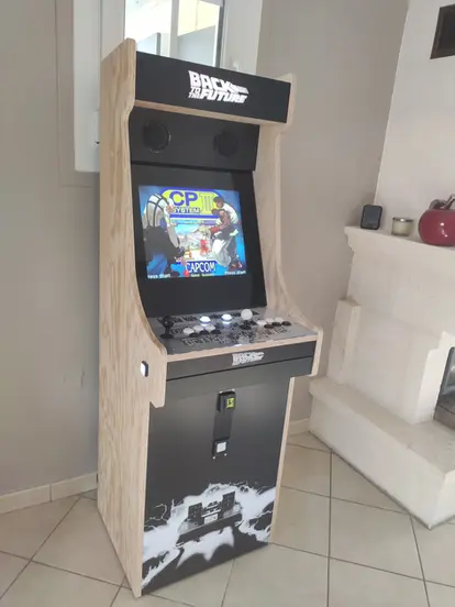 Console arcade au design minimaliste bois naturel, intégrée dans un espace détente avec jeux Neo Geo et Capcom