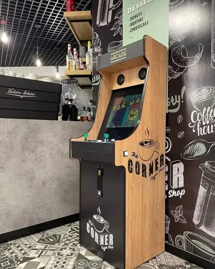 Borne d’arcade personnalisée aux couleurs d’entreprise, installée dans un espace d’accueil moderne pour offrir une expérience ludique aux visiteurs