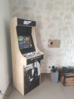 Borne d’arcade artisanale en bois clair, installée dans un intérieur moderne avec canapé en lin et éclairage indirect