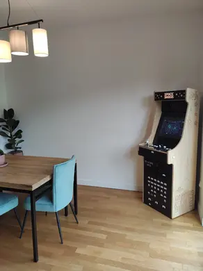 Vue d’ensemble d’une borne en bois clair au design épuré, installée dans un loft 